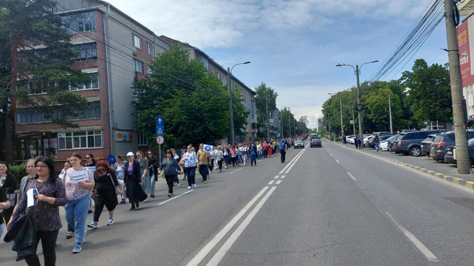 Peste 3.000 de profesori au protestat, marți, printr-un „Marș al tăcerii” Peste 3.000 de profesori au protestat, marți, printr-un „Marș al tăcerii”