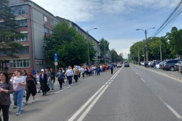 Peste 3.000 de profesori au protestat, marți, printr-un „Marș al tăcerii”
