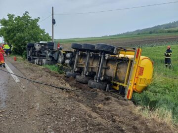 O autocisternă plină cu motorină s-a răsturnat pe E85, la Grănicești