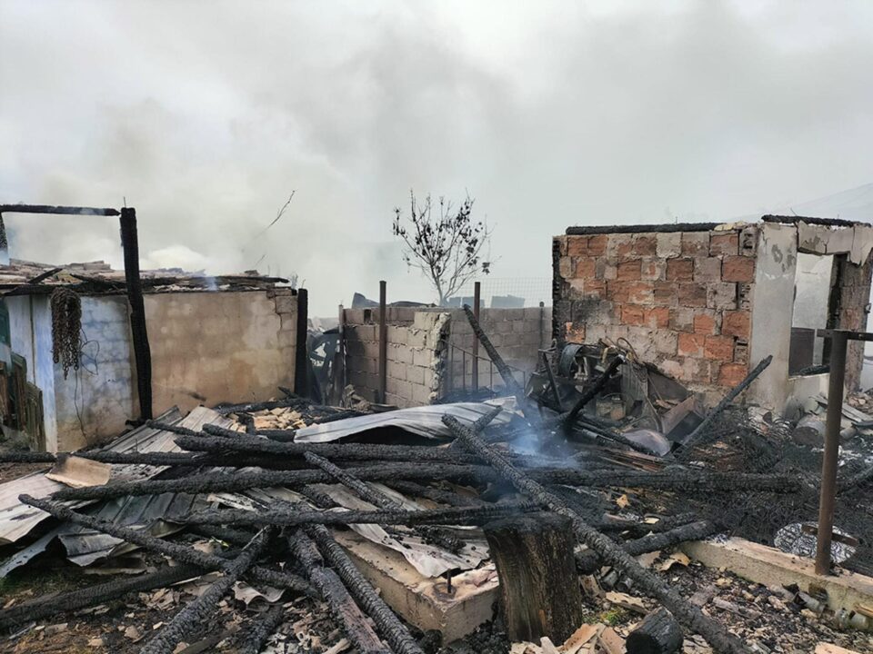 Incendiul care a afectat două gospodării din Stânca a plecat de la un scurtcircuit la o mașină