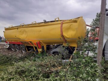 O autocisternă plină cu motorină s-a răsturnat pe E85, la Grănicești