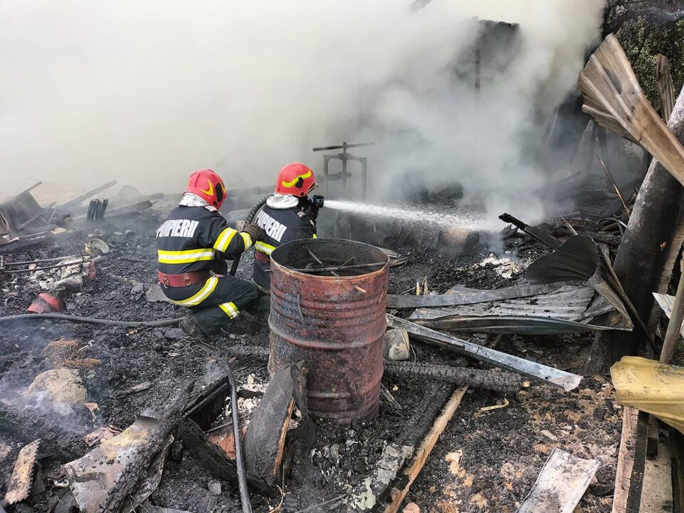 Incendiul care a afectat două gospodării din Stânca a plecat de la un scurtcircuit la o mașină