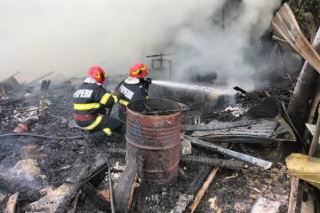 Incendiul care a afectat două gospodării din Stânca a plecat de la un scurtcircuit la o mașină