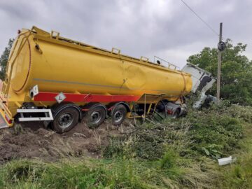 O autocisternă plină cu motorină s-a răsturnat pe E85, la Grănicești