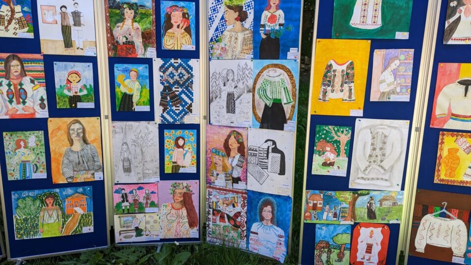 Cele mai reușite desene reprezentând cămăși cu altiță din Bucovina, realizate de elevi, expuse la Muzeul Etnografic Hanul Domnesc