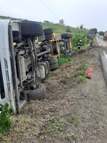 O autocisternă plină cu motorină s-a răsturnat pe E85, la Grănicești