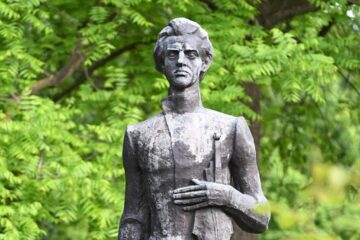 „Vegheați să nu mi se piardă cântecele. Ele trebuie să trăiască, căci eu, iată, mă sting”