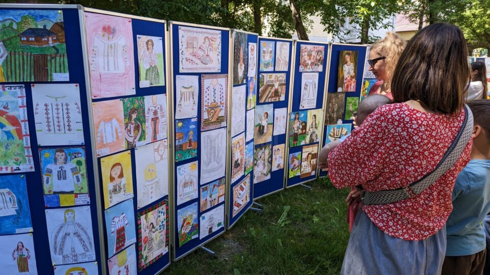 Cele mai reușite desene reprezentând cămăși cu altiță din Bucovina, realizate de elevi, expuse la Muzeul Etnografic Hanul Domnesc
