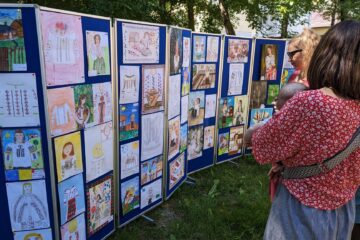 Cele mai reușite desene reprezentând cămăși cu altiță din Bucovina, realizate de elevi, expuse la Muzeul Etnografic Hanul Domnesc