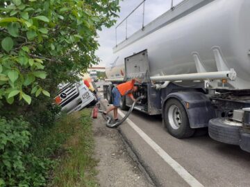 O autocisternă plină cu motorină s-a răsturnat pe E85, la Grănicești