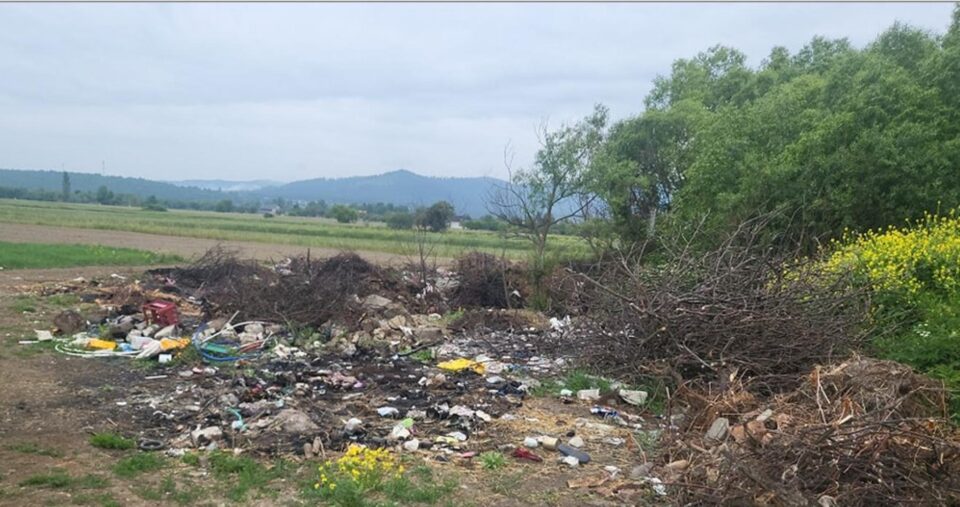 Terenul unde au fost abandonate deșeurile