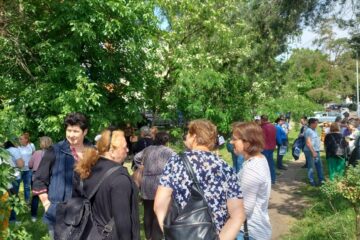 Protestul de vineri al profesorilor, mutat de autorități în boscheții din fața Inspectoratului Școlar