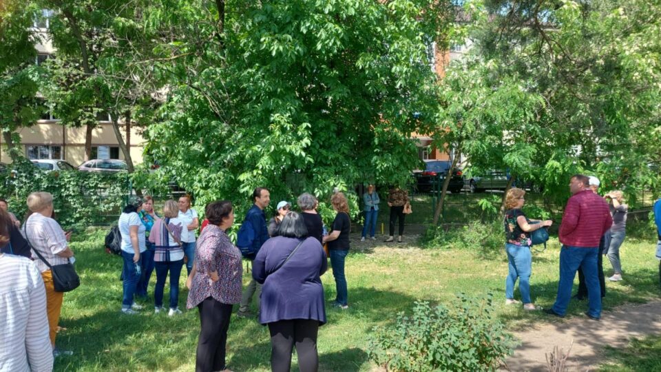 Protestul de vineri al profesorilor, mutat de autorități în boscheții din fața Inspectoratului Școlar 2