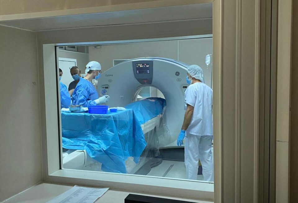 Operație de îndepărtare a unei tumori pulmonare, printr-o metodă folosită în premieră în România la Suceava