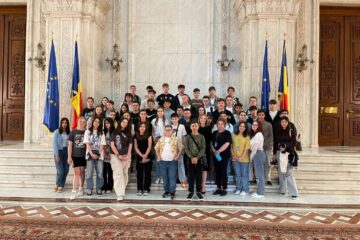 Mirela Adomnicăi, alături de elevii Colegiului Național „Nicu Gane” din Fălticeni care au vizitat Palatul Parlamentului