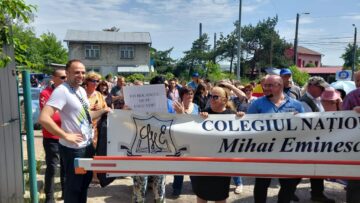 Protestul de vineri al profesorilor, mutat de autorități în boscheții din fața Inspectoratului Școlar 5