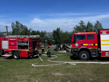 Incendiu foarte puternic la o casă și patru anexe