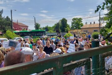Profesorii greviști au fost întâmpinați vineri la Inspectoratul Școlar cu barieră păzită de jandarmi și trimiși să protesteze în boscheți