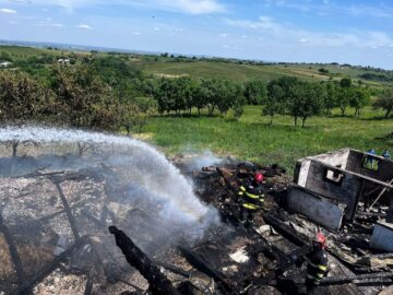 Incendiu foarte puternic la o casă și patru anexe