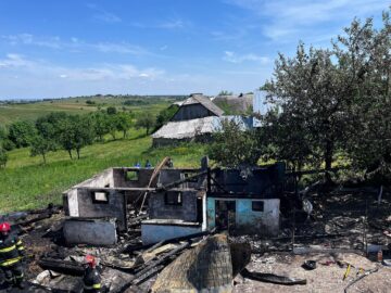 Incendiu foarte puternic la o casă și patru anexe