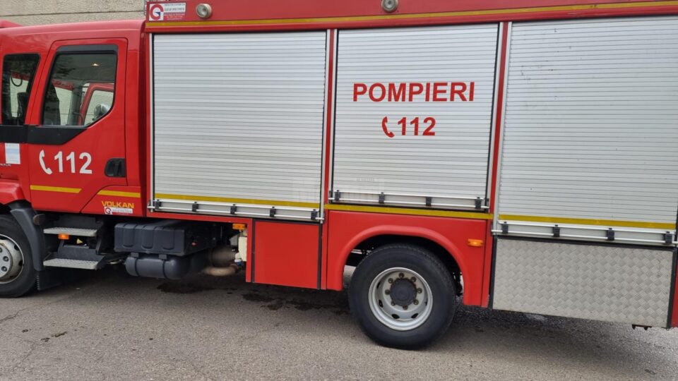 Incendiu cu pagube de 100.000 de euro la o hală a unei fabrici de cherestea