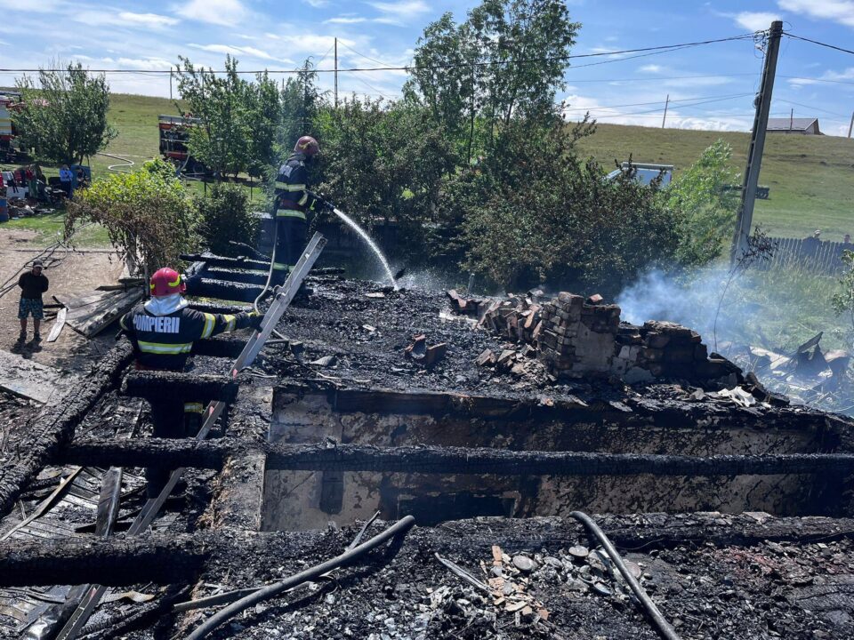 Un puternic incendiu a lăsat dezastru într-o gospodărie din Drăgoiești