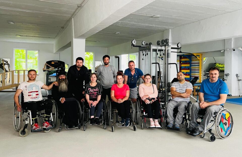 Primarul Bogdan Loghin a discutat cu membrii unui grup de persoane cu dizabilitati locomotorii despre ceea ce trebuie făcut în sprijinul acestora Primarul Bogdan Loghin a discutat cu membrii unui grup de persoane cu dizabilitati locomotorii despre ceea ce trebuie făcut în sprijinul acestora