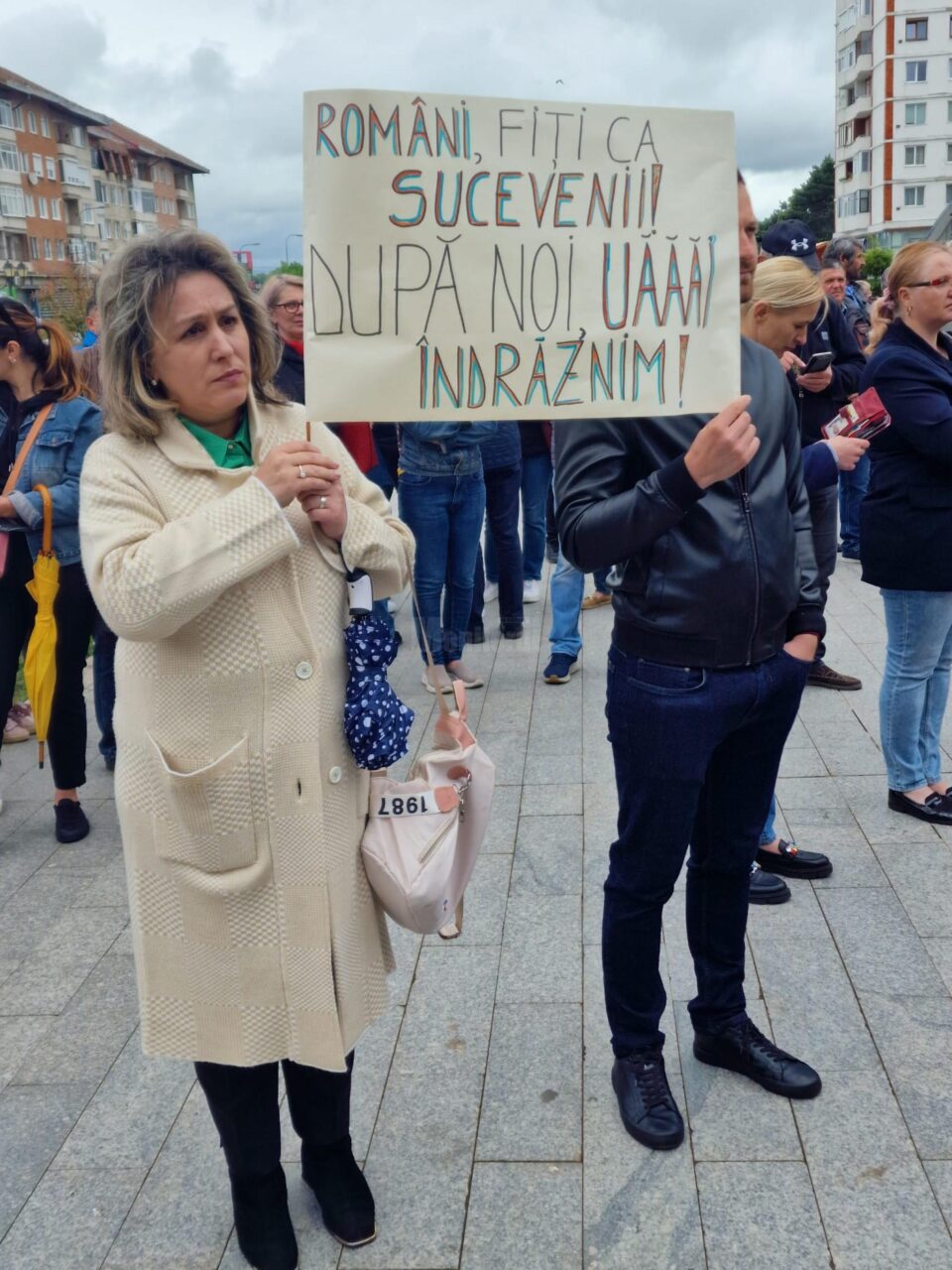 Derută printre profesorii suceveni. Ministerul anunță suspendarea grevei, liderii sindicali cheamă lumea la protest