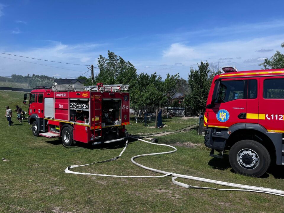Un puternic incendiu a lăsat dezastru într-o gospodărie din Drăgoiești