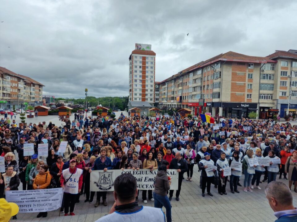 Derută printre profesorii suceveni. Ministerul anunță suspendarea grevei, liderii sindicali cheamă lumea la protest