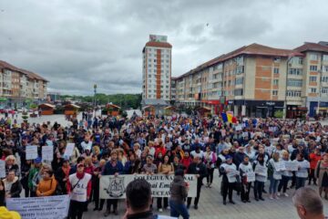 Derută printre profesorii suceveni. Ministerul anunță suspendarea grevei, liderii sindicali cheamă lumea la protest