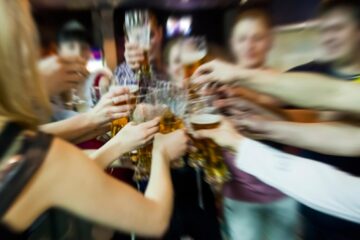 Până la vârsta de 15 ani, unul din 10 băieți și una din 20 de fete s-au îmbătat de cel puțin două ori. Foto RO HEALTH REVIEW