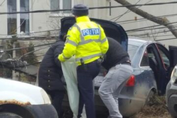 Polițiștii ridicând țigările din autoturismul Audi A6. Sursa Facebook