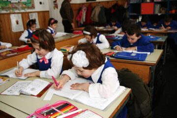 Elevii și profesorii au revenit în clase