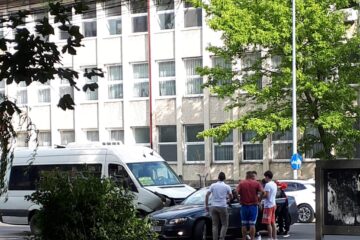 Un șofer băut a intrat pe contrasens și a lovit un microbuz de persoane