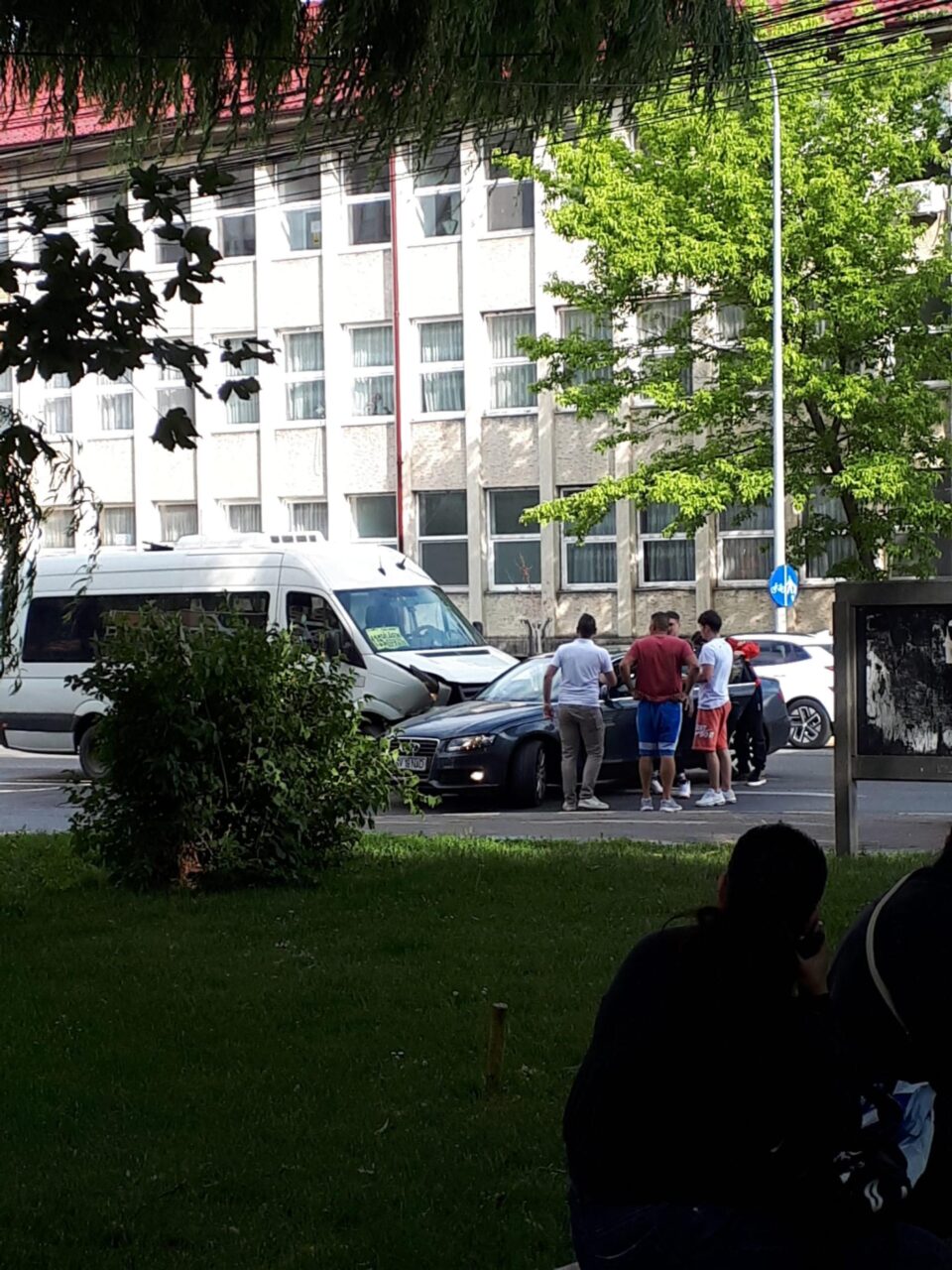 Un șofer băut a intrat pe contrasens și a lovit un microbuz de persoane