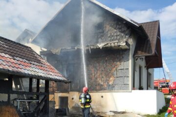 Incendiu puternic, care a afectat și o casă, pornit de la o lampă cu arzător