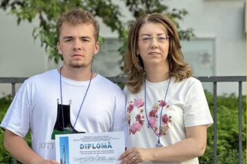 Elevul Lucian Drăgoi și prof. Gabriela Hisem