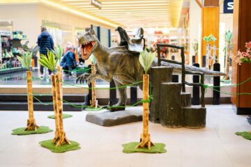 26 de specii preistorice de dinozauri, reproduse în mărime naturală, pot fi văzute și fotografiate la Iulius Mall Suceava