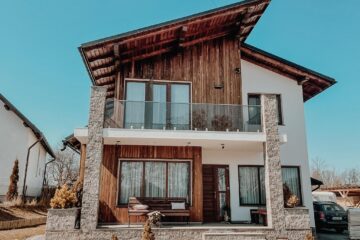 Eleganță și siguranță: Descoperă Balustradele din Sticlă pentru un Design unic