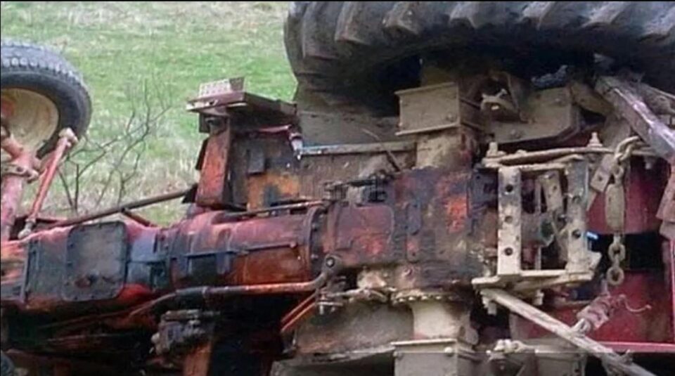 A căzut tractorul peste el în timp ce muncea la câmp. Foto bzi.ro