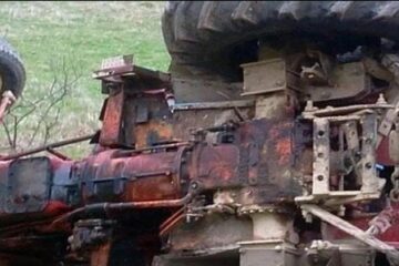 A căzut tractorul peste el în timp ce muncea la câmp. Foto bzi.ro