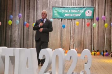 Prezent la cursul festiv, Ion Lungu a anunțat importante proiecte pe fonduri europene pentru Școala “Miron Costin”