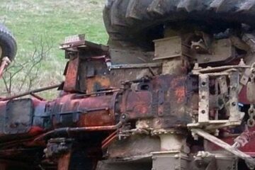 A căzut tractorul peste el în timp ce muncea la câmp. Sursa bzi.ro