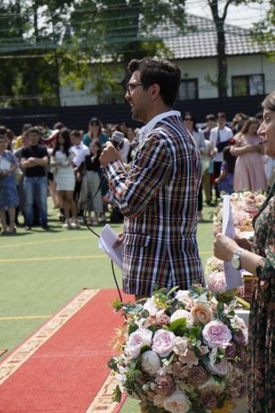 Cornel manaz, oferind premiile