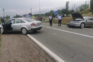 Un copil și mama acestuia, transportați la spital după un accident rutier