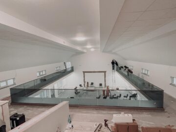 Eleganță și siguranță: Descoperă Balustradele din Sticlă pentru un Design unic