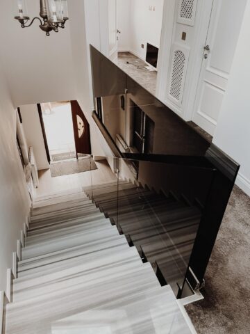 Eleganță și siguranță: Descoperă Balustradele din Sticlă pentru un Design unic