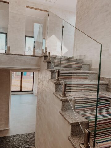 Eleganță și siguranță: Descoperă Balustradele din Sticlă pentru un Design unic
