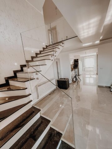 Eleganță și siguranță: Descoperă Balustradele din Sticlă pentru un Design unic